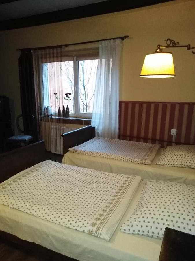 Отели типа «постель и завтрак» Zajazd pod Różą Зелёна-Гура